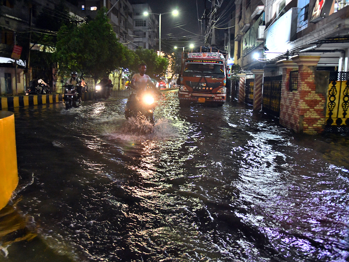 heavy rain in vijayawada photos14