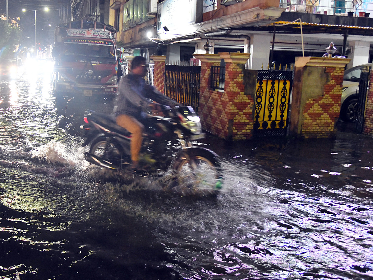heavy rain in vijayawada photos3