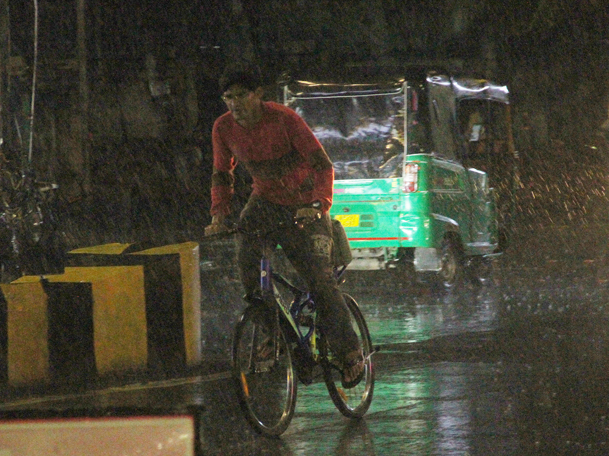heavy rain in vijayawada photos7