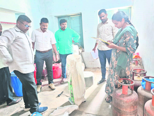 ఏసీబీ అధికారుల హల్చల్ 1