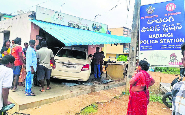 పైడితల్లికి స్వర్ణపుష్పార్చన1