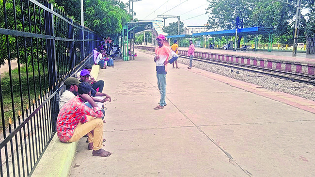 రైళ్లు బిరబిర.. వసతులు అరకొర1