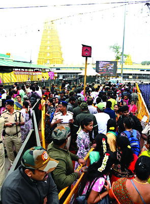 భక్తులతో చాముండి కొండ కిటకిట6