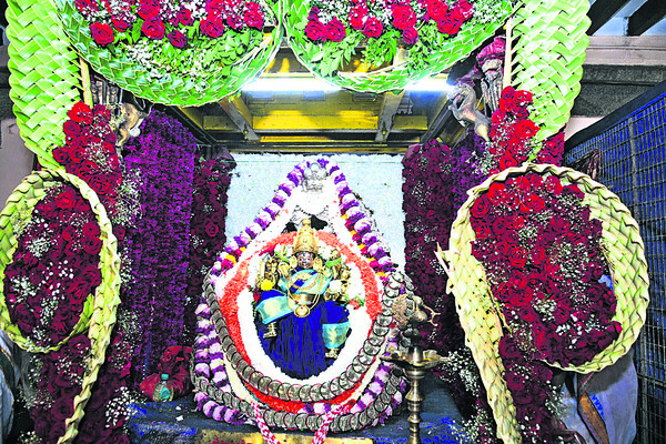భక్తులతో చాముండి కొండ కిటకిట4