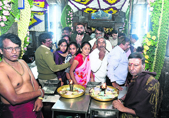 భక్తులతో చాముండి కొండ కిటకిట3