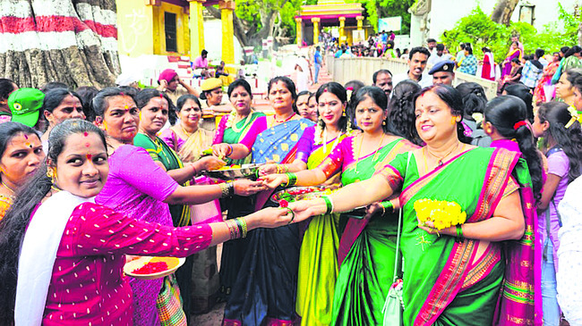 భక్తులతో చాముండి కొండ కిటకిట7