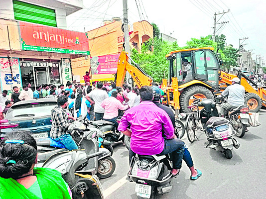 గంగమ్మ తల్లికి వెండి కవచం బహూకరణ 1