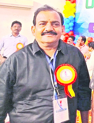 రోడ్ల అవస్థపై గ్రామస్తుల నిరసన 2