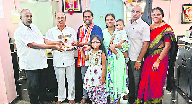 సుబ్రహ్మణ్యేశ్వరుడికి వెండి నాగపడగ సమర్పణ1