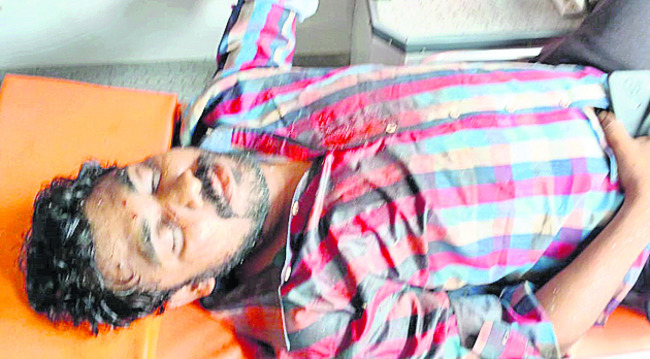 సడెన్‌గా ఆగిన లారీని ఢీకొన్న ఆటో1