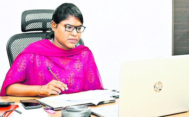 గ్రీన్ఫీల్డ్ పనులను అడ్డుకున్న రైతులు
1