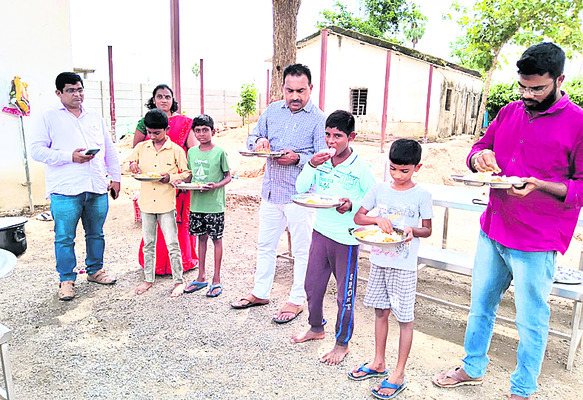 మెనూ ప్రకారం భోజనం అందించాలి1