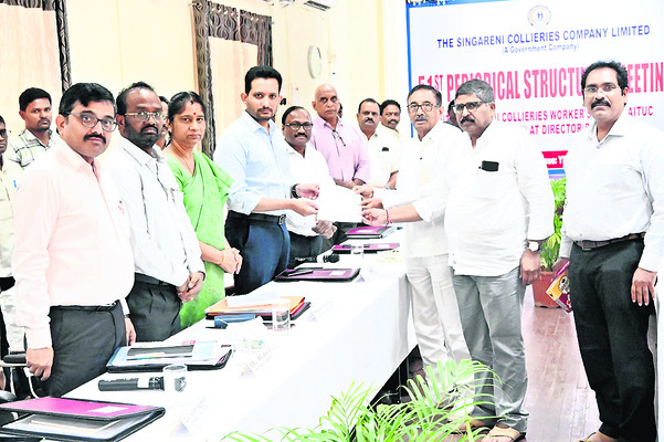 మోకాళ్లపై గని కార్మికుల నిరసన1