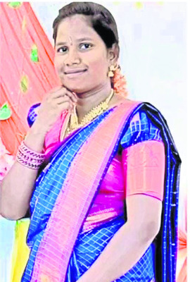 బైక్‌ టైర్‌లో చీర చిక్కుకొని మహిళ మృతి 
1