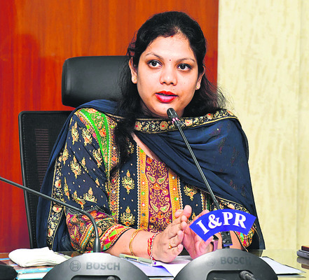 మహిళా సంఘం సభ్యులకు విద్యనందించాలి1