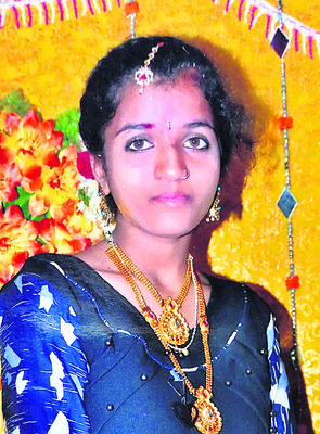 చికిత్స పొందుతూ విద్యార్థిని మృతి1