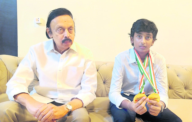 షూటింగ్‌ పోటీల్లో బంగారు పతకాలు 1