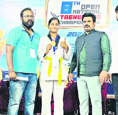 హోంగార్డ్స్‌కు  ఉలెన్‌ జాకెట్స్‌ అందజేత
2
