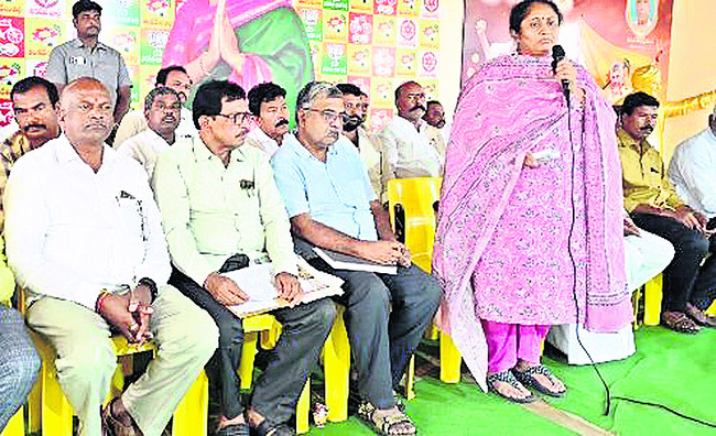 కంటైనర్ను ఢీకొన్న ట్రావెల్స్ బస్సు 1