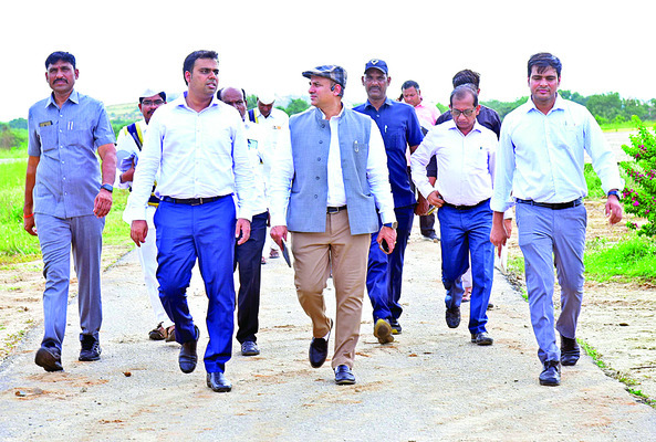 కంటైనర్ను ఢీకొన్న ట్రావెల్స్ బస్సు 2