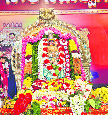 ప్రణమిల్లిన భక్త జనం 2