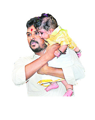 ప్రణమిల్లిన భక్త జనం 1