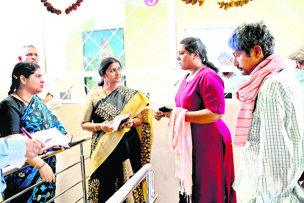 పరిశీలిస్తూ.. ప్రశ్నిస్తూ1