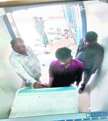 ఏటీఎం కార్డు చోరీ.. 1