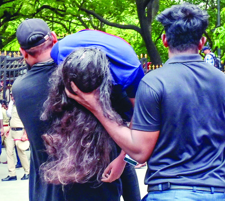ముగ్గురు ఐపీఎస్ల సస్పెన్షన్కు కేంద్రం ఓకే 1