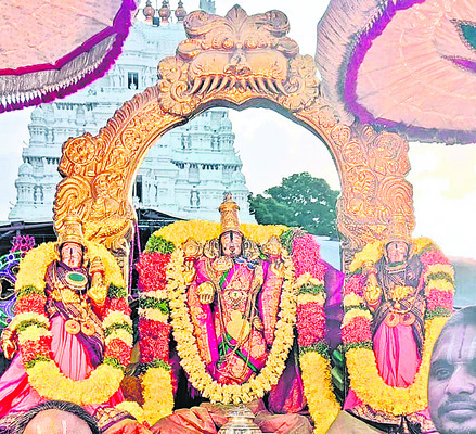 తమిళ భాషకు అధిక ప్రాధాన్యం ఇవ్వాలి 1