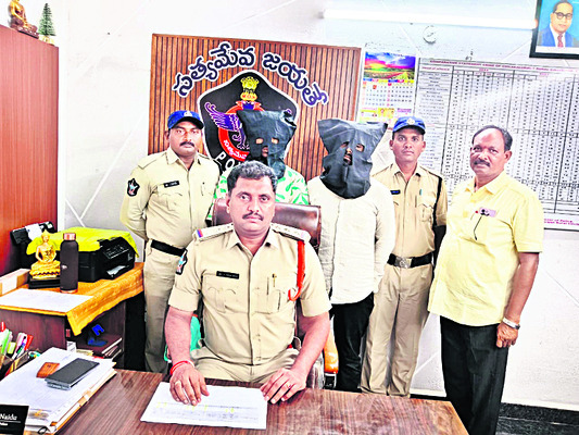 డ్రగ్స్ రవాణా చేస్తున్న ఇద్దరు అరెస్ట్ 1