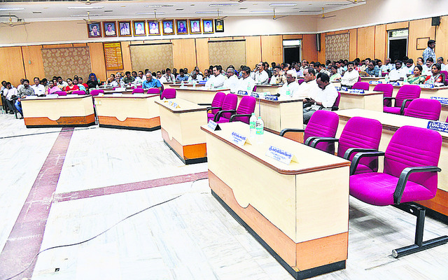 అధికారులూ.. ఇదేం పద్ధతి! 1