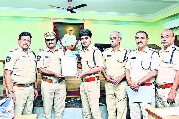 పోలీసు అధికారులకు ప్రశంసలు 1