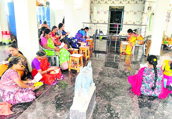 శ్రీమహాలక్ష్మీ ఆలయంలో కొనసాగుతున్న పారాయణాలు3