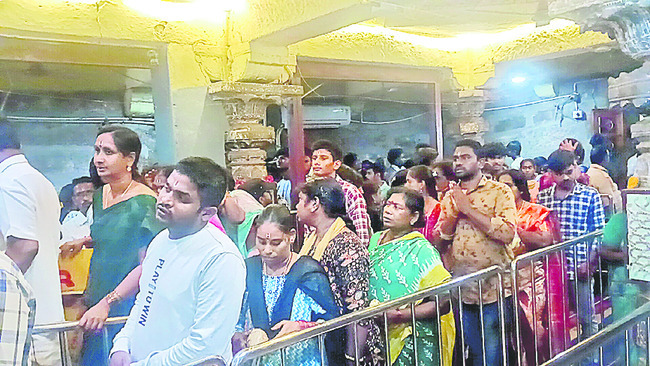 తొలి తిరుపతికి పోటెత్తిన భక్తులు 1