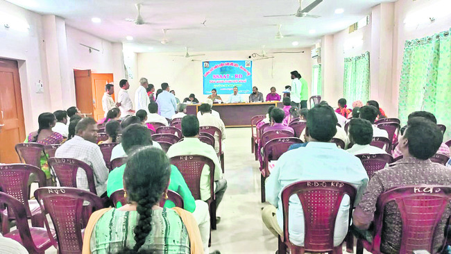ఉపాధిహామీ పనుల్లో అలసత్వం చేయొద్దు2