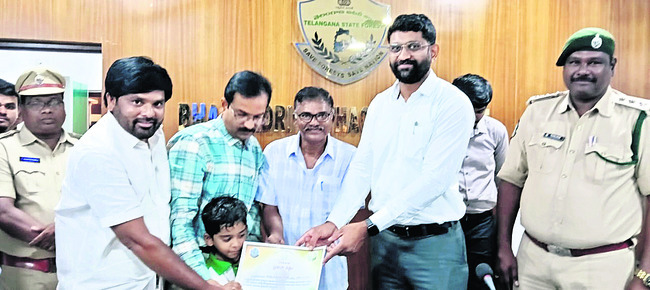 చిన్నారికి కలెక్టర్ అభినందన1