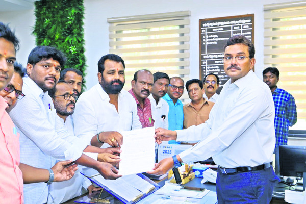 గుంతల రోడ్డుకు మరమ్మతులు చేపట్టండి 1