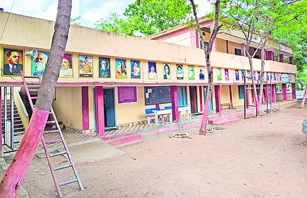 ప్రైవేట్ స్కూళ్ల నుంచి వచ్చి మరీ..1