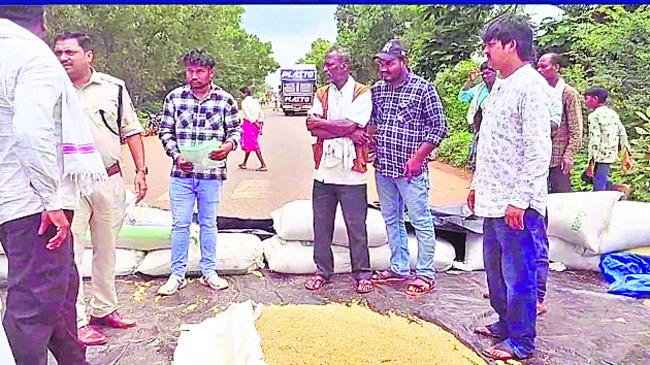 రోడ్డుపై ధాన్యం పోసి రైతుల ఆందోళన1