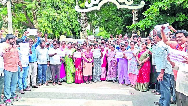 పంచాయతీ కార్యదర్శుల నిరసన 1