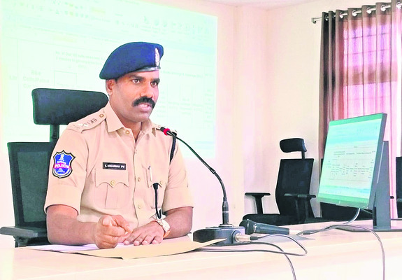 పోలీస్ శాఖపై నమ్మకం పెంచాలి1