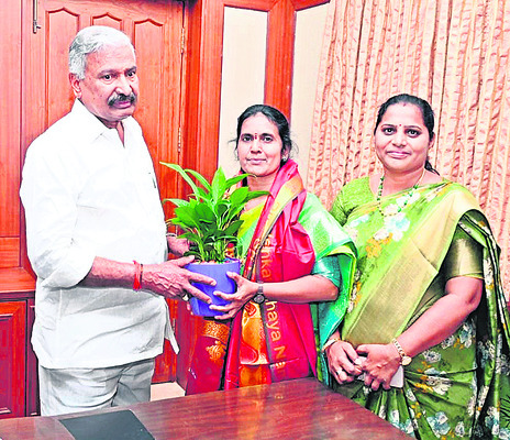 బాబు బూటకపు మేనిఫెస్టోను ప్రజల్లోకి తీసుకెళ్లండి1
