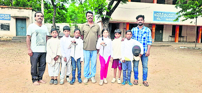 రాష్ట్ర స్థాయి ఫెన్సింగ్‌ పోటీలకు జిల్లా క్రీడాకారులు1