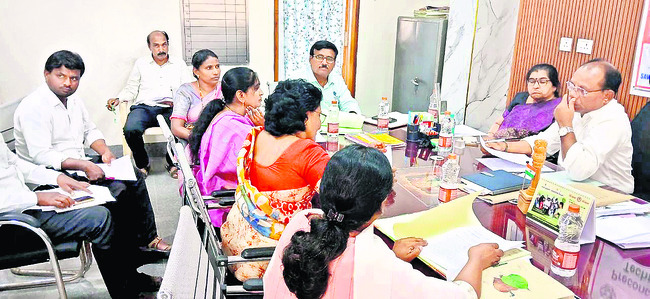 విద్యార్థులు ఉన్నతంగా ఎదగాలి1