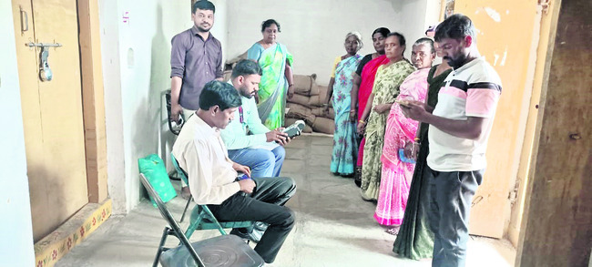 వర్షాకాలం వచ్చినా జాడలేని వానలు
3