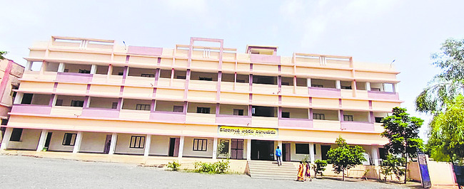 కార్పొరేట్కు దీటుగా నిల‘బడి’న వైనం2