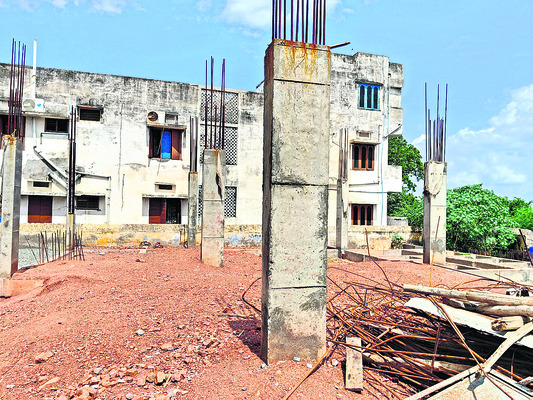 నిర్వహణ ‘మరుగు’న పడి 
4