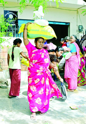 ●జనం నెత్తిన ‘రేషన్‌ బరువు’ 1