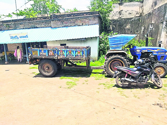 ఇంటిపైకి దూసుకెళ్లిన కారు..2